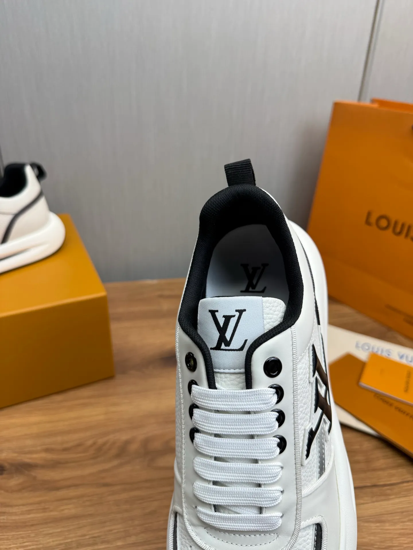 Men's shoes 💰820💰 Lv. Top purchasing agent 🇮🇹 Louis Vuitton, sports shoes counter synchronization, uppers imported from Italy, high-quality splicing and complex handicrafts, imported mesh pads are soft and comfortable, soles: original factory special soles, TPU exclusive movable molded soles super comfortable, original factory single goods, 🔍🔍high quality, you can enter and exit the counter at will, welcome to compare, code number 38-44 (Customized 38.45)